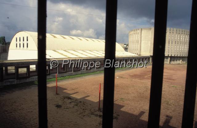 prison 03.JPG - Gymnase vu d'une celluleMAF (Maison d'Arrêt des Femmes)Fleury-Mérogis, France